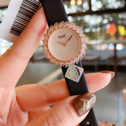伯爵-PIAGET 全新高级珠宝系列，18K白金.玫瑰金，镶饰24颗马眼型切割美钻（约3.84克拉）是高级珠宝制作的一大挑战；钻石散发的耀眼光芒，皮带采用轻柔的缎面材质，与钻石造型形成优雅对比。原装尺寸31X7.8mm