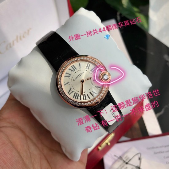 独家渠道,卡地亚新款白气球系列,44颗小钻为vs南非真钻 蓝宝石水晶玻璃镜面 黑色鳄鱼皮表带更衬玫瑰金的光泽。比容易撞款的篮气球耐看多了。表盘尺寸30。不大不小的尺寸。剑形镀金指针 4点钟位置镶嵌施华洛世奇明亮式切割圆钻 有一说一 不来虚的 支持专柜对比,送礼首选,非人为损坏免费保修。 独家渠道,卡地亚新款白气球系列,44颗小钻为vs南非真钻 蓝宝石水晶玻璃镜面 黑色鳄鱼皮表带更衬玫瑰金的光泽。比容易撞款的篮气球耐看多了。表盘尺寸30。不大不小的尺寸。剑形镀金指针 4点钟位置镶嵌施华洛世奇明亮式切割圆钻 有一说一 不来虚的 支持专柜对比,送礼首选,非人为损坏免费保修。