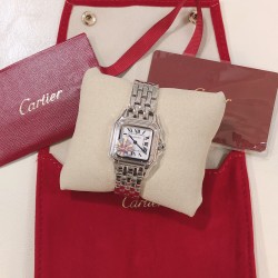 实拍 GF最强女表系列——卡地亚猎豹Panthre de Cartier。华丽而不羁，是Panthre de Cartier猎豹所传达的美学风格。它线条流畅，魅惑动人，柔软服帖于腕间，宛若在肌肤上翩翩起舞。独特的造型彰显成熟优雅、自信动人的女性形象。GF工厂以精湛技艺，原装开模，打造出与正品无异的精美流线表耳，与表壳一体成型。搭载瑞士朗达石英机芯，316L精钢壳套，尺寸：27 x 37毫米，厚度：6毫米，镀银表盘，剑形蓝钢指针，100%三度防水。搭配专柜旅行包装物料。