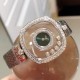 实拍 萧邦新增绿色表盘HAPPY DIAMONDS系列快乐钻腕表 3层蓝宝石玻璃镜面 我们就是自己的神话 原厂瑞士石英机芯 镜面内5颗快乐钻自由转动 活动钻石围绕表盘回旋起舞 制作精巧的表壳玩味透明概念 chopard家标志性的Happy钻石在两片蓝宝石水晶玻璃 形成的空间内自由滑动 充分展现自由和欢快的感觉 表壳顶端与底端各缀有一圈钻石 树叶形指针 较小的同心圆为珍珠母贝质地 呈圆满的球型 两个同心圆环上皆全手工镶有钻石 七颗灵动钻石如悬空漂浮一般 细节见真知。