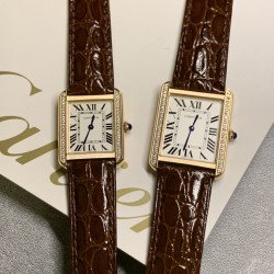 实拍【精品升级版】卡地亚超薄坦克Cartier Tank Solo系列，一款百搭 性价比又高的手表 采用瑞士石英机芯，圆珠形表冠，镶嵌一颗凸圆形合成尖晶石，镀银珠光表盘，罗马数字时标，剑形蓝钢指针，蓝宝石水晶镜面，可搭配进口鳄鱼纹牛皮表带，另有多种颜色荔枝纹原版皮为你打造个性化腕间配饰，直径：小号2431mm,中号2734mm。佩戴舒适柔软服帖，上手显得高贵又典雅，很气质很女人独家货源。「认准细节，欢迎质量对比」