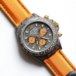 劳力士Rolex Daytona全碳纤维宇宙计时迪通拿横空出世 这款获得瑞士天文台认证的首款全碳纤迪通拿搭载全自动计时7750机械机芯 均调校测试 表盘配蜗形小秒针盘 蓝宝石抗刮损水晶镜面 碳纤维字面 完美复刻 原装同步魔术贴帆布带/橡树胶带 原装扣  更加柔软舒适 方便佩戴 爱不释手的劳力士迪通拿 品不完的一劳永逸！！！