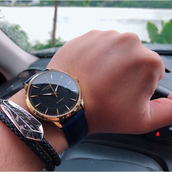 百达翡丽-PATEK PHILIPPE Y5 新品优雅时尚商务风搭载三针双日历设计 尊贵大气~绅士风范,高端矿物质防刮镜面玻璃,配置316L精钢表壳,耐磨316精钢表带/进口小牛皮表带,全自动进口机械机芯 尺寸:40mm11mm 巅峰之作超越平凡 三杰为你精致推荐男士臻品腕表 SJ精致传承真实效果 品质的保证! 百达翡丽-PATEK PHILIPPE Y5 新品优雅时尚商务风搭载三针双日历设计 尊贵大气~绅士风范,高端矿物质防刮镜面玻璃,配置316L精钢表壳,耐磨316精钢表带/进口小牛皮表带,全自动进口机械机芯 尺寸:40mm11mm 巅峰之作超越平凡 三杰为你精致推荐男士臻品腕表 SJ精致传承真实效果 品质的保证!