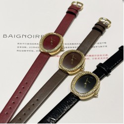 Baignoire de Cartier W:25mm L:32mmBaignoire de Cartier 卡地亚Baignoire1920#浴缸1920系列，进口瑞士石英机芯。316L精钢表壳表扣。整体5A莫桑石镶嵌，淬火钢蓝指针，拱形水晶镜面。表壳尺寸：宽度25mm长度32mm