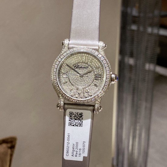 实拍 为你带来快乐——推出萧邦chopard Happy Sport满钻腕表!①卓越时计源于精湛工艺,双层蓝宝水晶玻璃之间,7颗施华洛世奇快乐彩钻活灵活现,完美诠释原装的韵味和感觉,镶满钻的表壳比例匀称,做工精湛,颗颗美钻饱满挺拔。②字面为了追求完美,耗时耗力,每一个刻度和英文logo都经过多次的独立开模,耗费多套模板,为你带来最接近原装的字面效果!③机芯采用进口石英机芯走时精准,④表带方面,为追求极致以及每一位客户的体验感,不惜成本采用牛皮皮表带,为你带来最高的体验手感制表技艺和宝石镶嵌完美融合! 实拍 为你带来快乐——推出萧邦chopard Happy Sport满钻腕表!①卓越时计源于精湛工艺,双层蓝宝水晶玻璃之间,7颗施华洛世奇快乐彩钻活灵活现,完美诠释原装的韵味和感觉,镶满钻的表壳比例匀称,做工精湛,颗颗美钻饱满挺拔。②字面为了追求完美,耗时耗力,每一个刻度和英文logo都经过多次的独立开模,耗费多套模板,为你带来最接近原装的字面效果!③机芯采用进口石英机芯走时精准,④表带方面,为追求极致以及每一位客户的体验感,不惜成本采用牛皮皮表带,为你带来最高的体验手感制表技艺和宝石镶嵌完美融合!