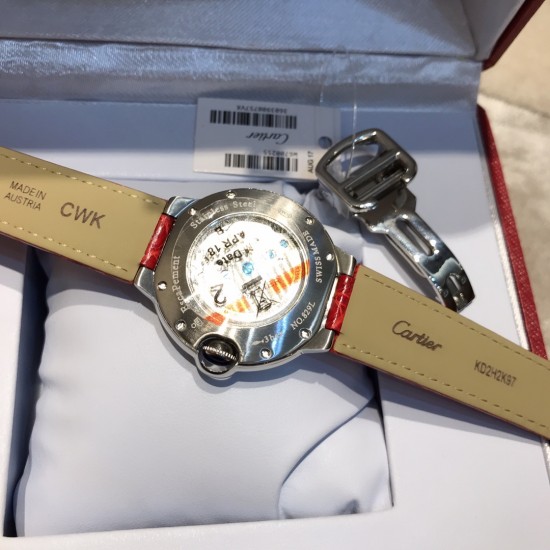 实拍 卡地亚蓝气球系列,陀飞轮机械女表火热上市,纯天然贝壳表盘流露着时尚唯美。机芯飞轮运作一目了然、尽显高贵奢华。直径宽36mm,厚11mm。 实拍 卡地亚蓝气球系列,陀飞轮机械女表火热上市,纯天然贝壳表盘流露着时尚唯美。机芯飞轮运作一目了然、尽显高贵奢华。直径宽36mm,厚11mm。