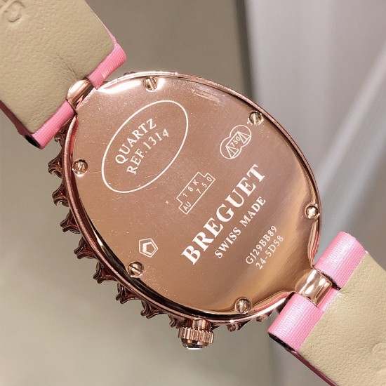 品牌:宝玑-Breguet ™️系列:珠宝系列 现推出石英版本 宝玑GJ29BB8924/5D58 雕花珍珠贝母 镶钻 女士腕表表壳电镀18K金鹅卵形表壳,外缘镶嵌24颗明亮式切割钻石和一颗日本Akoya 海水珍珠。尺寸:34.4 x 28.7毫米。表盘为玑镂刻花珍珠母贝。12点位置镶嵌宝玑铭牌。偏心小时刻度环,3点、6点、9点和12点位置设有钻石时标。宝玑经典针尖镂空式蓝钢指针。镌刻编号和Breguet隐形签名。丝缎表带,搭配折叠镶钻表扣。 品牌:宝玑-Breguet ™️系列:珠宝系列 现推出石英版本 宝玑GJ29BB8924/5D58 雕花珍珠贝母 镶钻 女士腕表表壳电镀18K金鹅卵形表壳,外缘镶嵌24颗明亮式切割钻石和一颗日本Akoya 海水珍珠。尺寸:34.4 x 28.7毫米。表盘为玑镂刻花珍珠母贝。12点位置镶嵌宝玑铭牌。偏心小时刻度环,3点、6点、9点和12点位置设有钻石时标。宝玑经典针尖镂空式蓝钢指针。镌刻编号和Breguet隐形签名。丝缎表带,搭配折叠镶钻表扣。