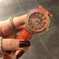 FRANCK MULLER【法兰克•穆勒】神秘时间 玩转表界 2020年新款女式腕表，官网同步更新，奢华的经典著作当属FM出品，纯钢外壳，镶嵌施华洛世奇水晶，高端的奢华与尊贵，经典满钻字面，突破设计风格和寓意深刻，改变需要新形象，你值得拥有。进口2836全自动机械，蓝宝石镜面，亮色真牛皮表带。尺寸大号42mm   小号38mm