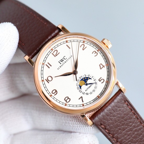 IWC 万国 柏涛菲诺系列,指针式日历功能,最受欢迎的简洁,优雅,大气的正装风范手表!6字位表盘为最新日历盘!【表壳】39毫米的表壳与正品一致!瑞士级精工打磨抛光!使得外观圆润饱满,细节到位!非常漂亮!【表盘】双卜蓝宝石表镜防眩光镀膜,表盘采用最经典的柳叶针,顶级工艺表盘!精心制作,完美还原!【机芯】独家采用进口2824机芯(精密技术做到同级别最薄)!走时精准耐用!【表带】意大利真皮纹表带! IWC 万国 柏涛菲诺系列,指针式日历功能,最受欢迎的简洁,优雅,大气的正装风范手表!6字位表盘为最新日历盘!【表壳】39毫米的表壳与正品一致!瑞士级精工打磨抛光!使得外观圆润饱满,细节到位!非常漂亮!【表盘】双卜蓝宝石表镜防眩光镀膜,表盘采用最经典的柳叶针,顶级工艺表盘!精心制作,完美还原!【机芯】独家采用进口2824机芯(精密技术做到同级别最薄)!走时精准耐用!【表带】意大利真皮纹表带!
