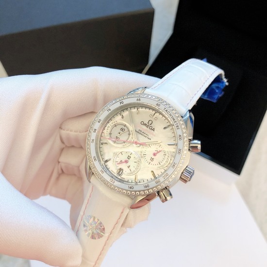 时光淙淙,细品每一刻芳香醇厚。欧米茄超霸系列38mm“卡布奇诺”有着双色的表盘配色,3个椭圆形小表盘的设计也令人眼前一亮。316精钢表壳福独特和欧米茄独特的Sedna️18K金搭配,整个表壳外圈镶钻,显得璀璨耀眼,匠具独心的双重表圈设计将钻石的闪亮光泽与超霸原型表款的运动精神完美融合,简直太显精致时髦感了!如此传奇的它颜值真的超能打,此款配色真的很治愈,不仅颜色百搭,完全不挑肤色! 时光淙淙,细品每一刻芳香醇厚。欧米茄超霸系列38mm“卡布奇诺”有着双色的表盘配色,3个椭圆形小表盘的设计也令人眼前一亮。316精钢表壳福独特和欧米茄独特的Sedna️18K金搭配,整个表壳外圈镶钻,显得璀璨耀眼,匠具独心的双重表圈设计将钻石的闪亮光泽与超霸原型表款的运动精神完美融合,简直太显精致时髦感了!如此传奇的它颜值真的超能打,此款配色真的很治愈,不仅颜色百搭,完全不挑肤色!