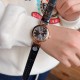 欧米茄 OMEGA LADYMATIC 【妮可基德曼女神的拥护者】备受瞩目的鸟巢系列新品腕表。316L精钢材质,采用精巧绝伦贝壳表盘面,搭配蓝宝石水晶镜面凸显效果美轮美奂,精细手工彰显不俗的质感,搭载进口石英机芯,进口小牛皮搭配原装表扣和全钢表带可供选择。女神必备珍品,你值得拥有!!尺寸34mm*10mm。 欧米茄 OMEGA LADYMATIC 【妮可基德曼女神的拥护者】备受瞩目的鸟巢系列新品腕表。316L精钢材质,采用精巧绝伦贝壳表盘面,搭配蓝宝石水晶镜面凸显效果美轮美奂,精细手工彰显不俗的质感,搭载进口石英机芯,进口小牛皮搭配原装表扣和全钢表带可供选择。女神必备珍品,你值得拥有!!尺寸34mm*10mm。
