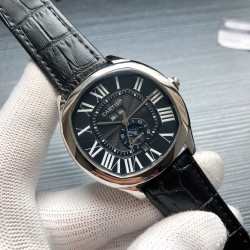 卡地亚 Drive de Cartier X1 6位日历及24小时渐变式昼夜显示腕表。12位星期，月份独特显示。敏锐、独立、优雅，这正是Drive男士的风格。他秉承独树一帜的人生态度和思考方式，熟稔真正的生活艺术。从容不迫的外表之下，隐藏着细腻而高贵的灵魂。自由不羁是他与生俱来的品格。1904-FU MC型全自动机械机芯。表壳尺寸42mm，八角形表冠，雕纹表盘，罗马时标，剑形指针。折叠表扣。独家放送！三杰精致推荐男士机腕表 SJ为你精心打造超真实实物图拍摄