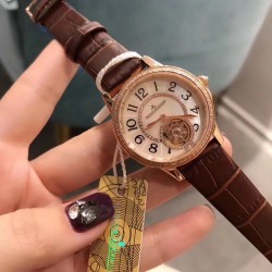 积家Rendez-Vous约会系列 全自动机械飞轮女士腕表，由天然深海珍珠贝母打造的表盘与精钢镶钻表圈交相辉映，散发着柔和的七彩光泽，而位于六时位置的飞轮则如优雅的腕上芭蕾，尽显独特女性魅力。高端配置，蓝宝石镜面，进口牛皮原装折叠扣，尺寸：宽33mm、厚11mm