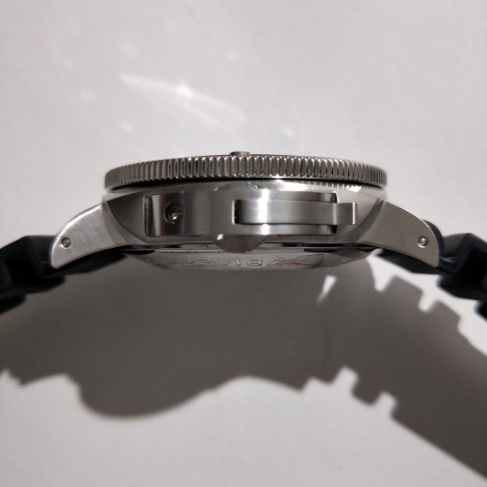 沛纳海新款系列:SUBMERSIBLE 潜行系列型号:PAM00683尺寸:直径47mm,厚度15mm玻璃:高硬度矿物质玻璃圈口:可逆时针方向旋转陶瓷圈口表带:舒适硅胶带表扣:原装针扣机芯:装配天津全自动机芯至臻精品，魅力呈现，欢迎转载