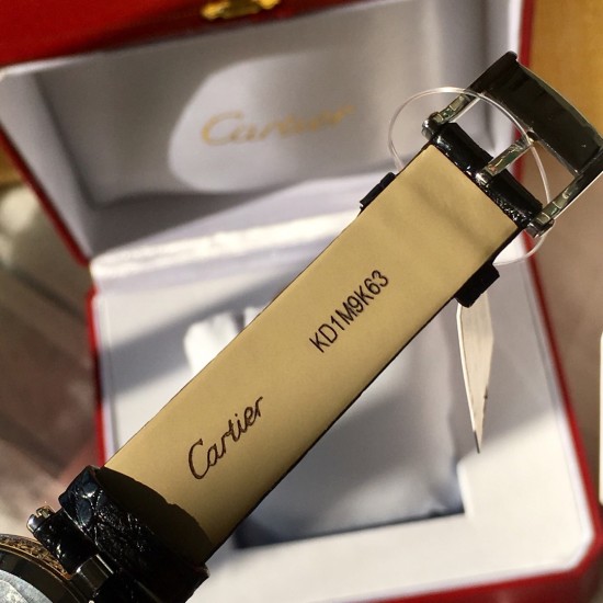 ❤️实拍 卡地亚-Cartier 满钻藤花系列腕表 双排钻侧身 搭配亮黑.红色鳄鱼皮瑞士石英机芯 蓝宝石水晶玻璃镜面 百搭经典尺寸35mm。表盘媚丽搭配并缀有彩色饰以密镶藤花的造型 奢华极致你值得拥有它。 ❤️实拍 卡地亚-Cartier 满钻藤花系列腕表 双排钻侧身 搭配亮黑.红色鳄鱼皮瑞士石英机芯 蓝宝石水晶玻璃镜面 百搭经典尺寸35mm。表盘媚丽搭配并缀有彩色饰以密镶藤花的造型 奢华极致你值得拥有它。