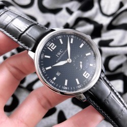 实物拍摄品牌：万国-IWC类型：[酷]男士腕表表壳：316精钢（做工优质）表带：进口真牛皮/简约针扣机芯：高级定制全自动机械机芯（走时稳定）玻璃：高级强化镀膜镜面尺寸：直径40mm，厚度12.5mm