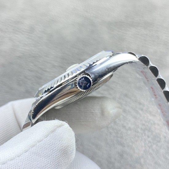 ROLEX 劳力士 蚝式恒动日志型41mm系列腕表,直径41mm,经典的蚝式表壳搭配三角坑纹外圈,把头采用旋入式设计,抗刮损蓝水晶玻璃,防反光凸透式放大(2.5倍)日历窗,隐蔽式摺叠皇冠带扣,矜持有度秀而不媚 恒久优雅! ROLEX 劳力士 蚝式恒动日志型41mm系列腕表,直径41mm,经典的蚝式表壳搭配三角坑纹外圈,把头采用旋入式设计,抗刮损蓝水晶玻璃,防反光凸透式放大(2.5倍)日历窗,隐蔽式摺叠皇冠带扣,矜持有度秀而不媚 恒久优雅!