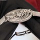 Panthre Royale猎豹装饰腕表上,一只猎豹盘踞于装点明亮式切割圆钻的表盘上,尽显高贵气魄。此款腕表采用18K白金表壳,镶嵌有明亮式切割圆钻。时分显示表盘饰有磨砂纹饰,中央搭配镀铑精钢剑形指针。凹凸有致的猎豹形象宛如一幅立体微雕作品,令人不由想起卡地亚于1949年为温莎公爵夫人定制的蓝宝石胸针,那是最早运用猎豹形象的卡地亚作品之一。商品规格:默认规格 Panthre Royale猎豹装饰腕表上,一只猎豹盘踞于装点明亮式切割圆钻的表盘上,尽显高贵气魄。此款腕表采用18K白金表壳,镶嵌有明亮式切割圆钻。时分显示表盘饰有磨砂纹饰,中央搭配镀铑精钢剑形指针。凹凸有致的猎豹形象宛如一幅立体微雕作品,令人不由想起卡地亚于1949年为温莎公爵夫人定制的蓝宝石胸针,那是最早运用猎豹形象的卡地亚作品之一。商品规格:默认规格