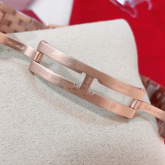 实拍 GF最强女表系列——卡地亚猎豹Panthre de Cartier。华丽而不羁,是Panthre de Cartier猎豹所传达的美学风格。它线条流畅,魅惑动人,柔软服帖于腕间,宛若在肌肤上翩翩起舞。独特的造型彰显成熟优雅、自信动人的女性形象。GF工厂以精湛技艺,原装开模,打造出与正品无异的精美流线表耳,与表壳一体成型。搭载瑞士朗达石英机芯,316L精钢壳套,尺寸:27 x 37毫米,厚度:6毫米,镀银表盘,剑形蓝钢指针,100%三度防水。搭配专柜旅行包装物料。 实拍 GF最强女表系列——卡地亚猎豹Panthre de Cartier。华丽而不羁,是Panthre de Cartier猎豹所传达的美学风格。它线条流畅,魅惑动人,柔软服帖于腕间,宛若在肌肤上翩翩起舞。独特的造型彰显成熟优雅、自信动人的女性形象。GF工厂以精湛技艺,原装开模,打造出与正品无异的精美流线表耳,与表壳一体成型。搭载瑞士朗达石英机芯,316L精钢壳套,尺寸:27 x 37毫米,厚度:6毫米,镀银表盘,剑形蓝钢指针,100%三度防水。搭配专柜旅行包装物料。