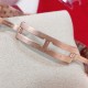 实拍 GF最强女表系列——卡地亚猎豹Panthre de Cartier。华丽而不羁,是Panthre de Cartier猎豹所传达的美学风格。它线条流畅,魅惑动人,柔软服帖于腕间,宛若在肌肤上翩翩起舞。独特的造型彰显成熟优雅、自信动人的女性形象。GF工厂以精湛技艺,原装开模,打造出与正品无异的精美流线表耳,与表壳一体成型。搭载瑞士朗达石英机芯,316L精钢壳套,尺寸:27 x 37毫米,厚度:6毫米,镀银表盘,剑形蓝钢指针,100%三度防水。搭配专柜旅行包装物料。 实拍 GF最强女表系列——卡地亚猎豹Panthre de Cartier。华丽而不羁,是Panthre de Cartier猎豹所传达的美学风格。它线条流畅,魅惑动人,柔软服帖于腕间,宛若在肌肤上翩翩起舞。独特的造型彰显成熟优雅、自信动人的女性形象。GF工厂以精湛技艺,原装开模,打造出与正品无异的精美流线表耳,与表壳一体成型。搭载瑞士朗达石英机芯,316L精钢壳套,尺寸:27 x 37毫米,厚度:6毫米,镀银表盘,剑形蓝钢指针,100%三度防水。搭配专柜旅行包装物料。