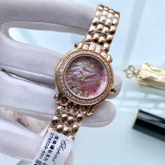 萧邦 Chopard Happy Diamonds 走珠系列腕表。巧妙运用其经典元素，发挥传奇般的大胆创意，展现浓厚的现代气息。天然珍珠贝母表盘搭配罗马、条钉刻度，采用双层玻璃镜面使钻石在表盘悬空游走，进口石英机芯，气质优雅之选，让你举手投足间优雅从容。尺寸32mm*35mm*10mm️