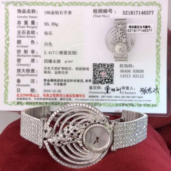 Panthre Royale猎豹装饰腕表上,一只猎豹盘踞于装点明亮式切割圆钻的表盘上,尽显高贵气魄。此款腕表采用18K白金表壳,镶嵌有明亮式切割圆钻。时分显示表盘饰有磨砂纹饰,中央搭配镀铑精钢剑形指针。凹凸有致的猎豹形象宛如一幅立体微雕作品,令人不由想起卡地亚于1949年为温莎公爵夫人定制的蓝宝石胸针,那是最早运用猎豹形象的卡地亚作品之一。商品规格:默认规格 Panthre Royale猎豹装饰腕表上,一只猎豹盘踞于装点明亮式切割圆钻的表盘上,尽显高贵气魄。此款腕表采用18K白金表壳,镶嵌有明亮式切割圆钻。时分显示表盘饰有磨砂纹饰,中央搭配镀铑精钢剑形指针。凹凸有致的猎豹形象宛如一幅立体微雕作品,令人不由想起卡地亚于1949年为温莎公爵夫人定制的蓝宝石胸针,那是最早运用猎豹形象的卡地亚作品之一。商品规格:默认规格