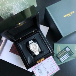 （真正高端稀有品）爱彼A皇家橡树离岸系列37mm石英女表，瑞士进口石英机芯 此款爱彼是女款，不仅拥有男表的硬朗霸气风格，还增加了几分柔美、使得女装腕表更加时尚个性也是当下最热门的爱彼女式腕表之一！表壳904精钢镶钻32颗2.05mm大小明亮式vvs级别切割美钻（约1.02克拉）带来非凡触感与视觉享受，据爱彼柜台sale介绍他们的钻石只用D色镶嵌，呈现璀璨光泽，这才是珠宝手表才有的态度  表带采用白色液态硅胶经欧盟认证环保材质制成脏了可用清水冲洗干净或湿纸巾擦净即可，❤️非常难得的款式希望你们不要错过