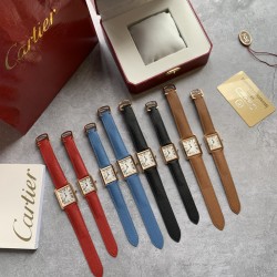 实拍【精品升级版】卡地亚超薄坦克Cartier Tank Solo系列，一款百搭性价比又高的手表 进口瑞士石英机芯，圆珠形表冠，镶嵌一颗凸圆形合成尖晶石，镀银珠光表盘，罗马数字时标，剑形蓝钢指针，蓝宝石水晶镜面，搭配进口牛皮表带，多颜色可搭配。直径：小号2431mm,中号2734mm。佩戴舒适柔软服帖，上手显得高贵又典雅，很气质很女人独家货源。
