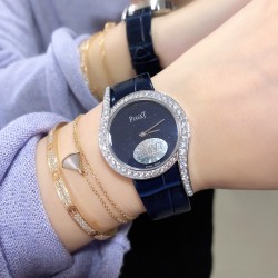 实拍 最新伯爵 限量款 璀璨星夜     Piaget Limelingt Gala腕表腕表以砂金石表盘搭配同款蓝色皮革表带，将璨夜星河定格腕间。以浩瀚苍穹中璀璨渺远的星宿，演绎细腻无穷无尽的爱意！铺镶耀眼美钻 表圈 表耳在伯爵标志性的69型表壳，倍添迷人气质！尺寸:32mm。认准HBBv7商标独家拍摄细节。