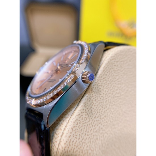 【间玫米】全新百年灵机械计时腕表-南海胶囊系列(chronometer Automatic 36)具有醒目的色彩和夜光.让人联想起夏日 海洋生物和葱郁草木所营造的令人陶醉的氛围。这款优雅的现代复古灵感腕表适合想在人群脱颖而出的女士。融合优异性能和造型美感,时尚而优雅,适合各种场合,多种金属表壳可供选择,镶嵌彩色宝石钻,从炫酷的精钢材质百搭双色间金乃至豪华红金,一应俱全,时标和多姿多彩表盘,搭载2824机械机芯,尺寸:36mm 是百年灵最新女士机械计时系列的灵动姐妹表款。 【间玫米】全新百年灵机械计时腕表-南海胶囊系列(chronometer Automatic 36)具有醒目的色彩和夜光.让人联想起夏日 海洋生物和葱郁草木所营造的令人陶醉的氛围。这款优雅的现代复古灵感腕表适合想在人群脱颖而出的女士。融合优异性能和造型美感,时尚而优雅,适合各种场合,多种金属表壳可供选择,镶嵌彩色宝石钻,从炫酷的精钢材质百搭双色间金乃至豪华红金,一应俱全,时标和多姿多彩表盘,搭载2824机械机芯,尺寸:36mm 是百年灵最新女士机械计时系列的灵动姐妹表款。