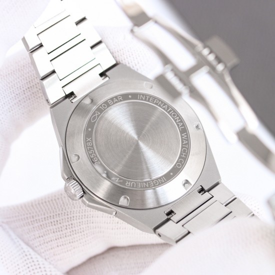 IWC 万国 全新工程师系列!全自动腕表40重塑了上世纪70年代杰罗.尊达风格!表盘经典网格设计和多边形螺丝表壳巨显独特,表带中间链节分别是(全沙带和中亮光)两种,同原装接件加强了腕表更适人体贴合度,蝴蝶式折叠表扣使佩戴感更加舒适。采用2824机芯改同32111机内配防磁盖2824机芯更加稳定!!尺寸40mm厚度10.7mm,冰蓝夜光 ,同时兼具典雅气质与动感活力,外观低调内敛,性能丰富多样。 IWC 万国 全新工程师系列!全自动腕表40重塑了上世纪70年代杰罗.尊达风格!表盘经典网格设计和多边形螺丝表壳巨显独特,表带中间链节分别是(全沙带和中亮光)两种,同原装接件加强了腕表更适人体贴合度,蝴蝶式折叠表扣使佩戴感更加舒适。采用2824机芯改同32111机内配防磁盖2824机芯更加稳定!!尺寸40mm厚度10.7mm,冰蓝夜光 ,同时兼具典雅气质与动感活力,外观低调内敛,性能丰富多样。
