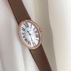 Baignoire de Cartier / oval shape / rosegold with diamonds Width 28mm . length 39mm  卡地亚创新与复古撞击的审美 / Baignoire腕表卡地亚浴缸系列，法式优雅的椭圆形设计搭配柔软绢丝表带，便捷式折叠表扣，略微弯曲的表壳完美贴合手腕曲线，配载瑞士石英机芯，淬火钢蓝剑形指针，耐磨损镜面，宽度28mm ，长度39mm