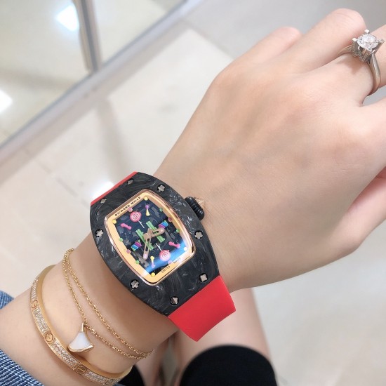 实拍 最新理查珐琅棉花糖理查德米勒 RichardMille 珐琅棉花糖 最新爆款 bon bon系列最稀有的作品!克服传统工艺打破模式!钟表最受尊敬的技术之一。不是所有人的嫁妆,棉花糖运动曲线和颜色,它们是诱人的。有了理查德米勒,实现了把棉花糖戴在你的手腕上!白色陶瓷加上黄粉绿搪瓷表盘,RM-07柔和的颜色创造了一个组合...甜蜜!糖果店的一次旅行,一个让人难以置信的艺术品。你会戴上它吗? 实拍 最新理查珐琅棉花糖理查德米勒 RichardMille 珐琅棉花糖 最新爆款 bon bon系列最稀有的作品!克服传统工艺打破模式!钟表最受尊敬的技术之一。不是所有人的嫁妆,棉花糖运动曲线和颜色,它们是诱人的。有了理查德米勒,实现了把棉花糖戴在你的手腕上!白色陶瓷加上黄粉绿搪瓷表盘,RM-07柔和的颜色创造了一个组合...甜蜜!糖果店的一次旅行,一个让人难以置信的艺术品。你会戴上它吗?