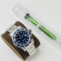 【VRS Factory2022墙裂推荐 市场最高版本】奢华大作，劳力士Rolex SUB潜航者后镶钻定制版！是奢华闪耀与永不退色的融合，更是经典潮流的不二之选！1⃣️【表壳】直径40MM。每一颗钻石/彩宝均来自奥地利（施华洛世奇原产地）经过严格的筛选，确保颜色，大小，火彩统一，专业珠宝镶嵌师精心镶嵌。2⃣️【表带】跟官网同步，904L蚝式钢完美还原坚固耐用的优良血统，效果可媲美原装。3⃣️【机芯】采用复刻界的机芯之王——搭配3135自动上旋机芯。VRS Factory匠心力作 敬请各路表友品鉴！