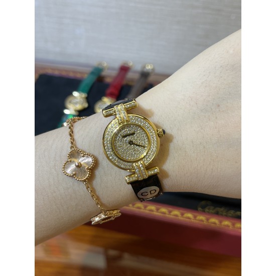 鳄鱼皮新品发布 奢华版满天星镶钻表盘卡地亚小旋风must de小金表vintage中古断货王，性价比高闭眼入。神仙颜值美绝trinity，小孩子才做选择，成年人都是all in![色]表径24mm，超薄厚度5.8mm，搭载瑞士石英机芯，罗马刻度奶油盘，简洁大两针，后镶天然美钻搭配鳄鱼皮表带更奢华超级闪。可仙可盐可甜，精致优雅上手绝美。时尚是一个经典的轮回～说不定今年的复古风，你就是走得最驾轻就熟的一个。推荐指数：⭐⭐⭐⭐⭐
