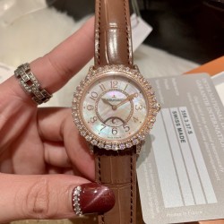 实拍 积家-Jaeger-LeCoultre DAZZLING RENDEZ- VOUS MOON约会系列月相珠宝腕表月之女神，是浪漫与柔美的象征，她掌管着大自然中的潮起潮落和季节更替,是艺术家与诗人们的灵感源泉，在温润莹亮的白色珍珠母贝映衬下,晶莹璀璨的钻石散发出夜空般的静谧之美，表圈镶嵌108颗钻石,组成两个环绕表壳的同心圆。由36颗以爪镶工艺镶嵌的钻石组成的外圈,为光芒闪耀的表圈营造出轻盈美妙的质感，尺寸36mm的精钢表壳搭配进口瑞士石英，采用蓝宝石水晶玻璃。