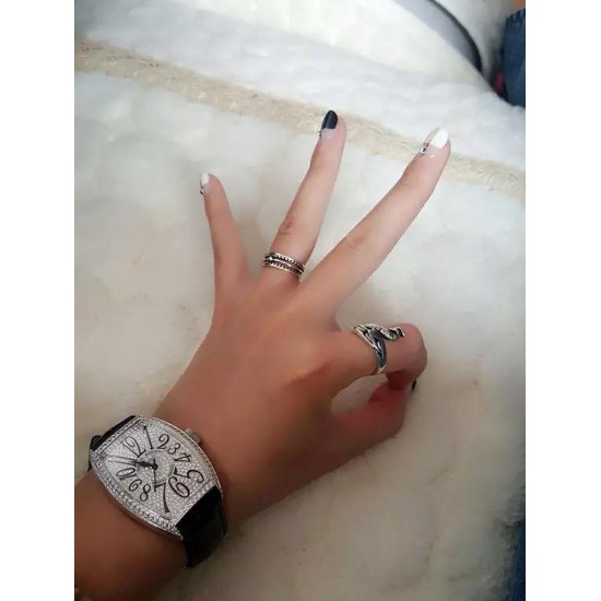 法穆兰 Franck Muller 是深受时尚白领及众多明星追捧的顶级腕表品牌,法兰克穆勒的标志性特征是其酒桶型表壳和夸张的弧度设计,同时也拥有精湛的制表工艺,法兰克穆勒手表凝聚了无限心血、承载了无尽情感,是鉴赏家眼中出类拔萃、独一无二的完美杰作。尺寸32mm*45mm*12mm。 法穆兰 Franck Muller 是深受时尚白领及众多明星追捧的顶级腕表品牌,法兰克穆勒的标志性特征是其酒桶型表壳和夸张的弧度设计,同时也拥有精湛的制表工艺,法兰克穆勒手表凝聚了无限心血、承载了无尽情感,是鉴赏家眼中出类拔萃、独一无二的完美杰作。尺寸32mm*45mm*12mm。