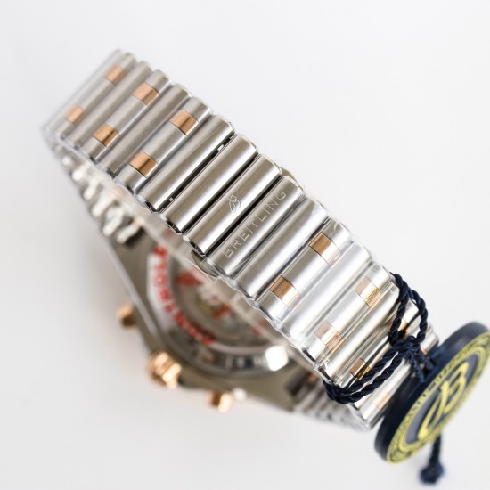 【硬核钢王】GF新品百年灵Chronomat，备受关注的蝴蝶扣辊珠精钢表链因其类似“子弹”的外形被称为“子弹链”。一体式圆滑倒角处理，每一处细节都展现出高辨识度机械美感！表壳纵向拉丝更显GF超凡的打磨功力！材质： 316L精钢直径： 42毫米机芯：Asia-7750机芯GF出品，复刻首选！