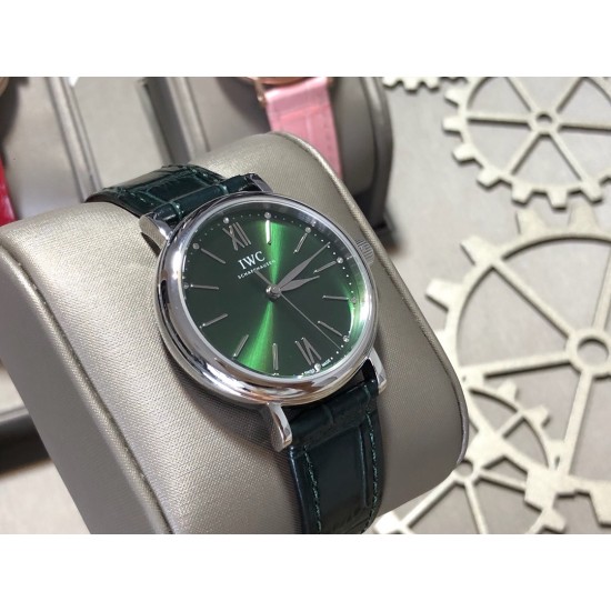 实拍【IWC 2019推出女士全新 Portofino波涛菲诺系列】1⃣️:壳套尺寸34mm/8.8mm采用316精钢材质打磨,每个壳套全程CNC处理所有细节达到完美2⃣️:采用进口日本9015天文台级别经过本厂严格把控 调试 达到零返修稳定性3⃣️:采用瑞士蓝宝石镜面 通透明亮4⃣️字面采用简洁的条丁罗马和表盘十二颗 设计呈现出精致典雅之感5⃣️:表带采用原装快速更换系统 搭配意大利小牛皮皮质柔软细腻:有六种颜色可选(绿色,兰色,黑色,深棕,酒红,粉色)6⃣️:原装表扣采用316精钢材质打磨 实拍【IWC 2019推出女士全新 Portofino波涛菲诺系列】1⃣️:壳套尺寸34mm/8.8mm采用316精钢材质打磨,每个壳套全程CNC处理所有细节达到完美2⃣️:采用进口日本9015天文台级别经过本厂严格把控 调试 达到零返修稳定性3⃣️:采用瑞士蓝宝石镜面 通透明亮4⃣️字面采用简洁的条丁罗马和表盘十二颗 设计呈现出精致典雅之感5⃣️:表带采用原装快速更换系统 搭配意大利小牛皮皮质柔软细腻:有六种颜色可选(绿色,兰色,黑色,深棕,酒红,粉色)6⃣️:原装表扣采用316精钢材质打磨