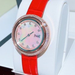 ★实拍 伯爵-PIAGET，时尚石英女款，来自Possession系列诚意推荐，魅力十足的臻品采用瑞士石英机芯，蓝宝石水晶玻璃镜面，表圈可360度旋转，在不经意的旋转之间带来不同的好心情灵动搭配，转动间，专属于你独一无二的个性造型耀目而生有光圈、单排钻和双排钻任性选择！表壳直径34mm厚度8mm。