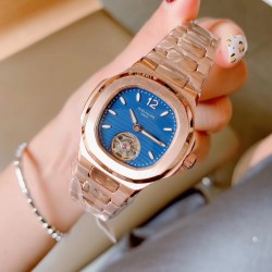 百达翡丽 手雷系列 女款简约飞轮 最强版本 Patek Philippe Seal印记Cal.324 CS自动机械机芯 专柜尺寸33mm 厚度9.5mm 花巨资复刻原版Cal.324 CS机芯 市场现在唯一一个324CS机芯与原装机芯摆轮一致 可谓市场最高版本女表表后 女性对永恒时间理念的钟爱 难以抗拒的柔美气息
