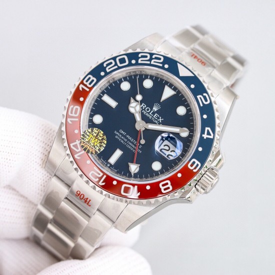 ROLEX 劳力士 GMT格林尼治 采用专柜机芯3285一体机芯蓝游丝和原版同样通过调试时针快跳调整日历的功能瞬跳，和原版一样的GMT双时区表针在底部时针上面的第二层，由下到上的顺序为：时针-双时区针-分钟-秒钟。[666][666]本次可乐/国米圈可以说是95%以上的相似度/在各个角度均有这个95%水准。后续有详细颜色对比。本次圈口为独立开发，区别于市面上的任何版本。[强]表盘/指针/玻璃/表壳就不再一一赘述，原装一比一开模制作，保持大厂工艺水准。