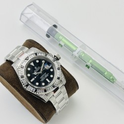 【VRS Factory2022墙裂推荐 市场最高版本】奢华大作，劳力士Rolex SUB潜航者后镶钻定制版！是奢华闪耀与永不退色的融合，更是经典潮流的不二之选！1⃣️【表壳】直径40MM。每一颗钻石/彩宝均来自奥地利（施华洛世奇原产地）经过严格的筛选，确保颜色，大小，火彩统一，专业珠宝镶嵌师精心镶嵌。2⃣️【表带】跟官网同步，904L蚝式钢完美还原坚固耐用的优良血统，效果可媲美原装。3⃣️【机芯】采用复刻界的机芯之王——搭配3135自动上旋机芯。VRS Factory匠心力作 敬请各路表友品鉴！