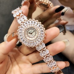 时装奢华版  肖邦-Chopard珠宝腕表：精致奢华；整表采用镶嵌技术；珍珠母贝；包镶流动水滴形透明锆钻，壳直径34mm 实拍 以创造艺术品的方式专注每一只腕表