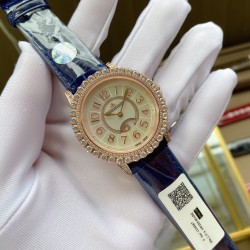 实拍 v18出品 狠货来袭 积家 约会大师 升级版最新24小时日月星辰 日月分明 女士腕表 珠宝镶钻设计风格首次使用高级珠宝的爪镶工艺而非常罕见轨道镶嵌！采用锆石材料。鲜艳光泽强！壳套：珠宝镶钻表壳、316L精钢玻璃：采用蓝宝石水晶表镜表盘：珍珠母贝镶钻表盘、台湾厂立体数字真钉立体！太阳月亮浮现出立体效果24小时日月分明表带：美洲鳄鱼皮表带尺寸：直径36mm，厚度8.8mm机芯：瑞士进口机芯体现出高贵优雅气质、材质进口质量保证零0⃣返修