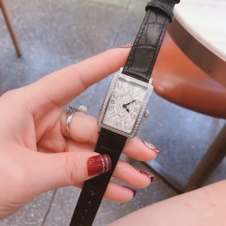 法兰克穆勒Franck muller- 全新爆版长岛系列  新颖FM大logo独特字面 女士潮流腕表  进口石英机芯  316L精钢表壳  真牛皮表带  本款腕表备受时尚女性喜爱，在不同的场合 映耀着她们各自的独特个性与迷人风华