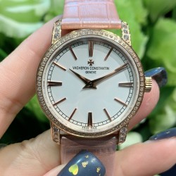 实拍2020年江诗丹顿传袭超薄系列-Vacheron Constantin 专为女神打造的，奢华时尚，采用进口316钢表壳，搭配原装进口9015机芯（0返修），天然蓝宝石玻璃镜面，直径33mm，超薄工艺7.8mm，超强防水30米，竹节纹进口小牛皮表带，一表一码。
