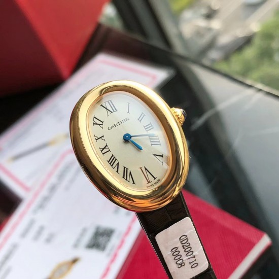 包金卡地亚浴缸系列卡家又一经典之作浴缸系列。实物拿到手的时候大吃一惊,颜值高 !椭圆外型的感觉正是典雅欧风浴缸形状,这也太好看了吧!相比蓝气球段位要高出不少一会儿观摩下公价便知主要是因为通体包真金……Baignoire浴缸系列腕表,小号表款,石英机芯。精钢包18K黄金表壳。包18K黄金圆珠形表冠,镶嵌一颗凸圆形蓝宝石。镀银表盘,剑形蓝钢指针,蓝宝石水晶镜面。灰褐色鳄鱼皮表带,包18K黄金针扣式表扣。表壳尺寸:32x26毫米厚度:8毫米防水深度3巴(约30米)生活防水 包金卡地亚浴缸系列卡家又一经典之作浴缸系列。实物拿到手的时候大吃一惊,颜值高 !椭圆外型的感觉正是典雅欧风浴缸形状,这也太好看了吧!相比蓝气球段位要高出不少一会儿观摩下公价便知主要是因为通体包真金……Baignoire浴缸系列腕表,小号表款,石英机芯。精钢包18K黄金表壳。包18K黄金圆珠形表冠,镶嵌一颗凸圆形蓝宝石。镀银表盘,剑形蓝钢指针,蓝宝石水晶镜面。灰褐色鳄鱼皮表带,包18K黄金针扣式表扣。表壳尺寸:32x26毫米厚度:8毫米防水深度3巴(约30米)生活防水