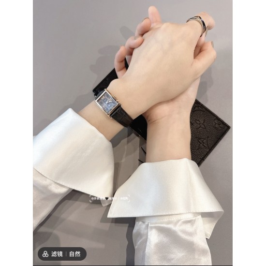 上手女人味十足,满满的高级感!雾霾灰鳄鱼皮表带新款上市浪琴表黛绰维纳系列石英女士腕表,意式生活邂后现代优雅,精致优雅知性,高端配置,搭配进口石英机芯,拱形双卜蓝宝石玻璃镜面,精钢表壳表盘尺寸:20.8✖️32mm 上手女人味十足,满满的高级感!雾霾灰鳄鱼皮表带新款上市浪琴表黛绰维纳系列石英女士腕表,意式生活邂后现代优雅,精致优雅知性,高端配置,搭配进口石英机芯,拱形双卜蓝宝石玻璃镜面,精钢表壳表盘尺寸:20.8✖️32mm