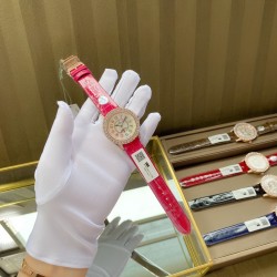 实拍 v18出品 狠货来袭 积家 约会大师 升级版最新24小时日月星辰 日月分明 女士腕表 珠宝镶钻设计风格首次使用高级珠宝的爪镶工艺而非常罕见轨道镶嵌！采用锆石材料。鲜艳光泽强！壳套：珠宝镶钻表壳、316L精钢玻璃：采用蓝宝石水晶表镜表盘：珍珠母贝镶钻表盘、台湾厂立体数字真钉立体！太阳月亮浮现出立体效果24小时日月分明表带：美洲鳄鱼皮表带尺寸：直径36mm，厚度8.8mm机芯：瑞士进口机芯体现出高贵优雅气质、材质进口质量保证零0⃣返修